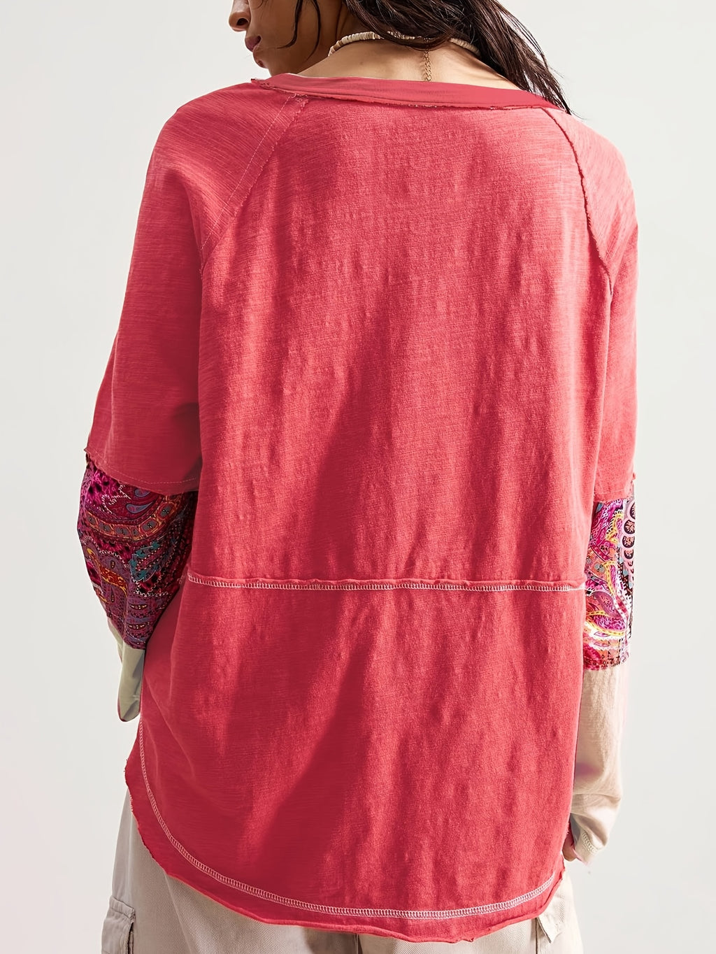 T-shirt grande taille, col rond, manches longues, détail du tissu