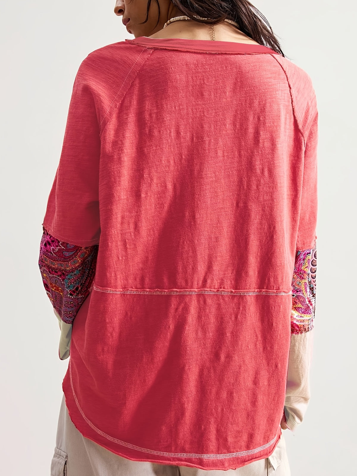 T-shirt grande taille, col rond, manches longues, détail du tissu