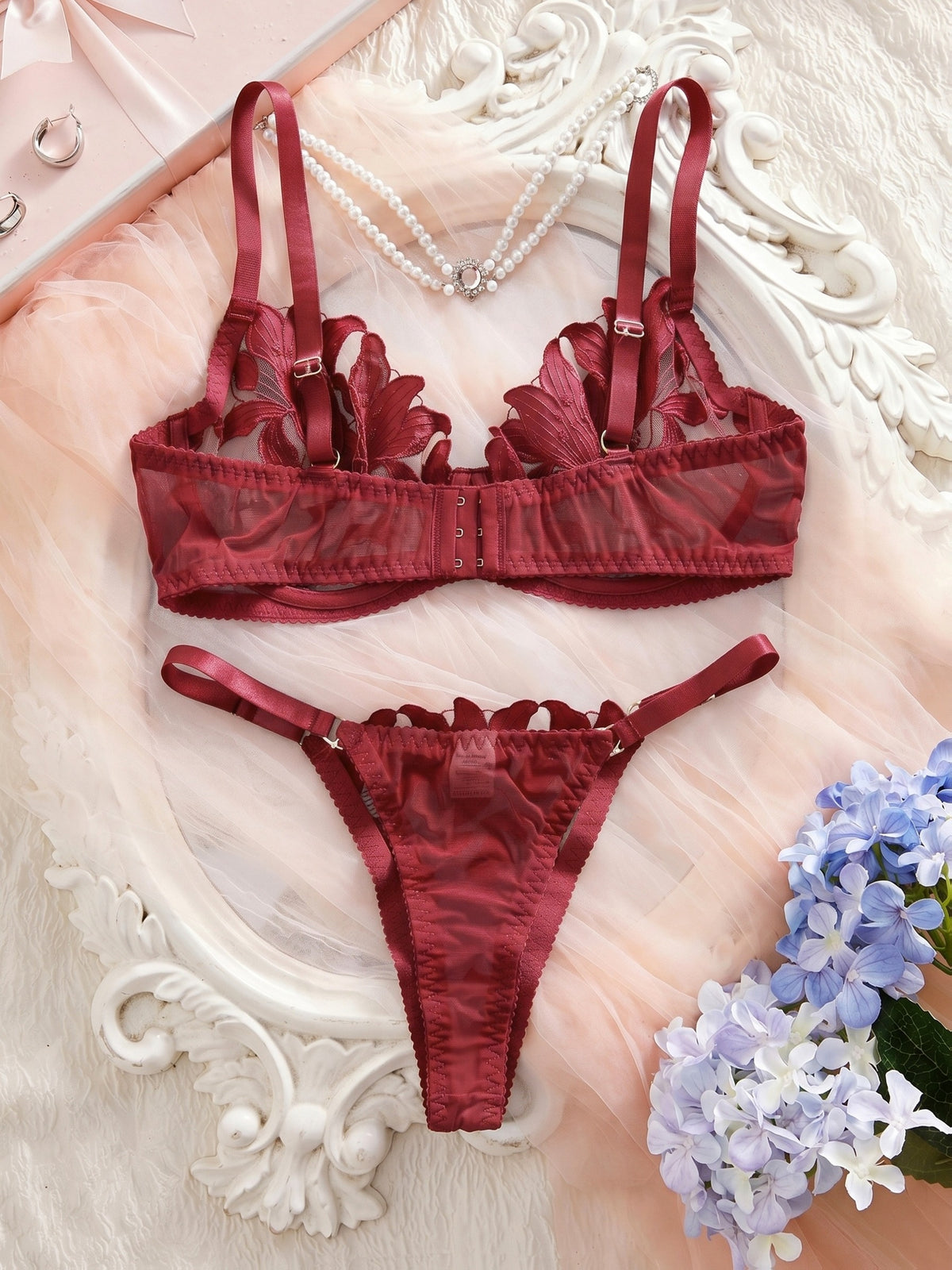 Ensemble lingerie grande taille — Lys brodés sur tulle fin
