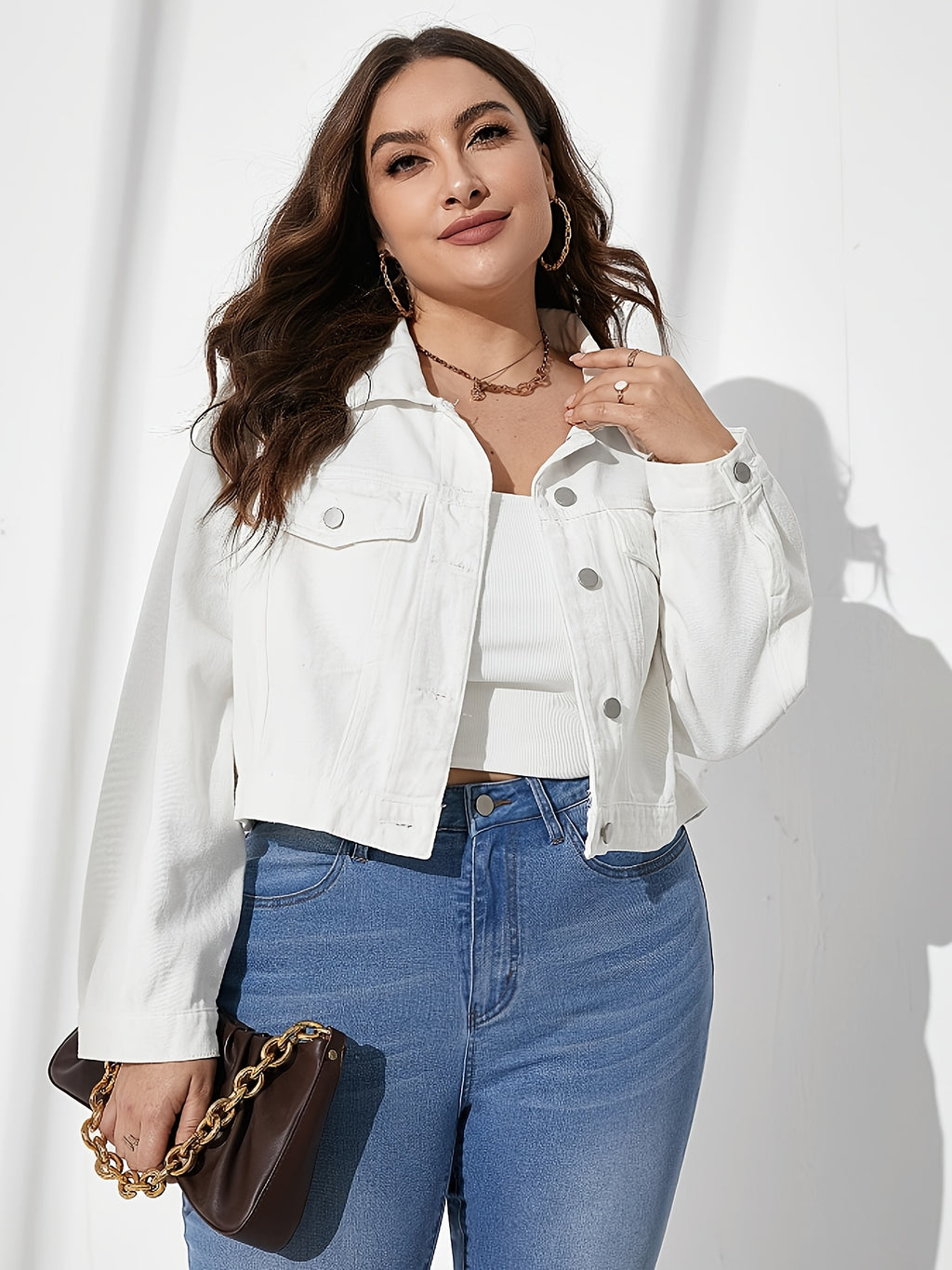 Veste grande taille, coupe oversize, col à revers, boutonnage, porté de face