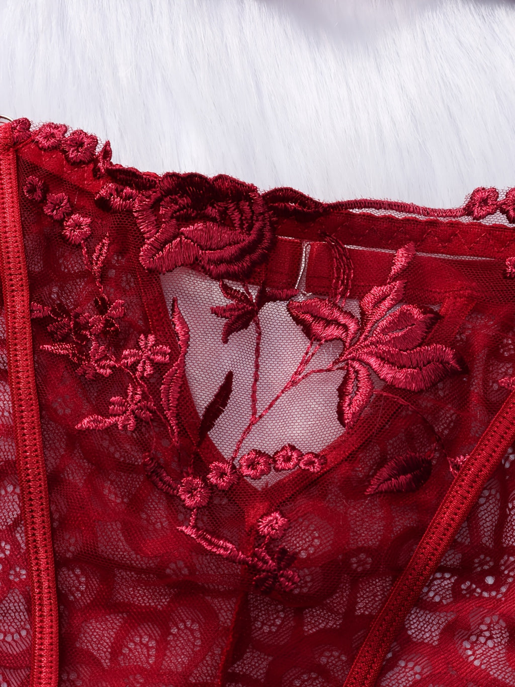 Ensemble grande taille à broderies, ligne affirmée, détail du col