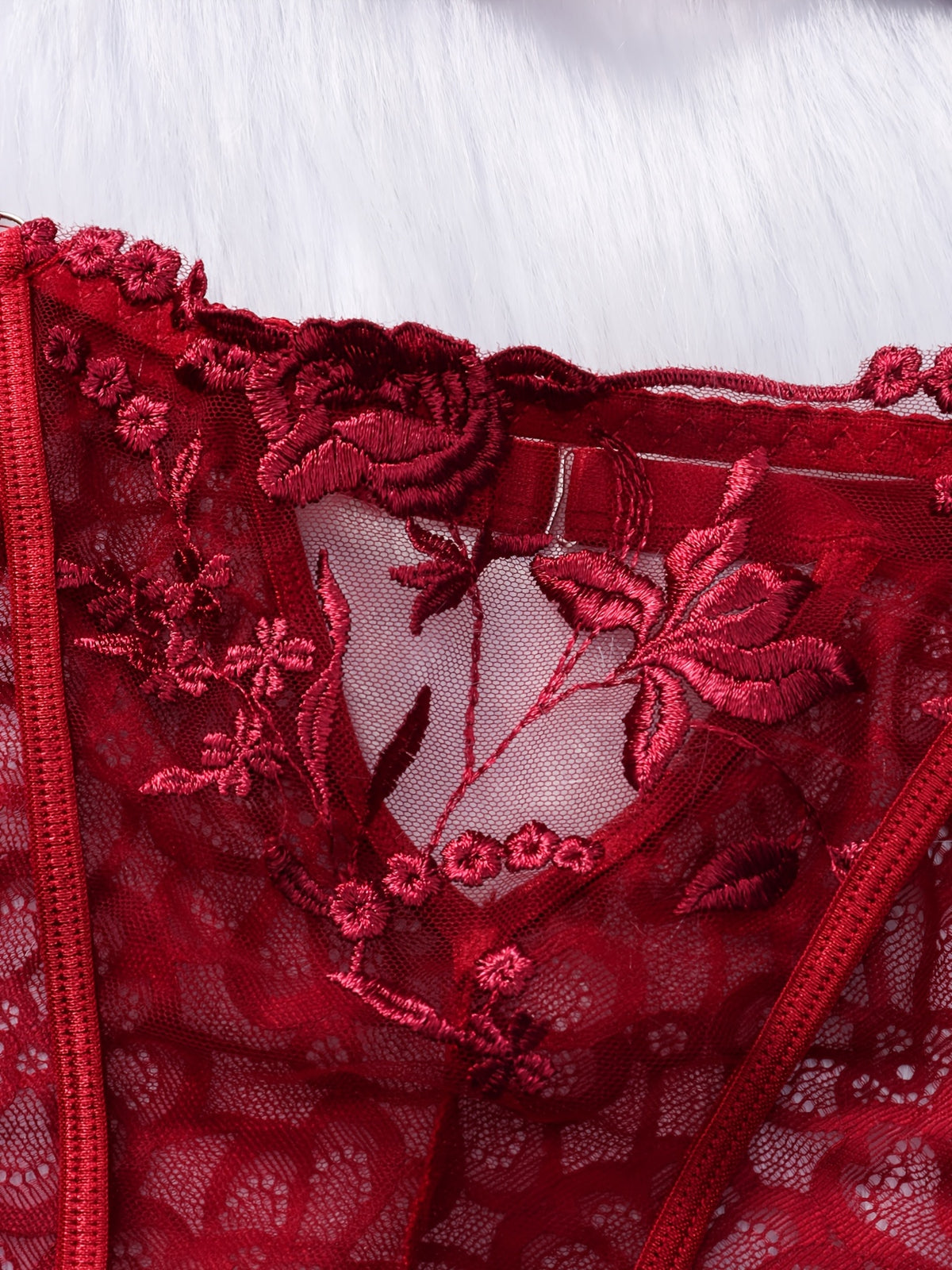 Ensemble grande taille à broderies, ligne affirmée, détail du col