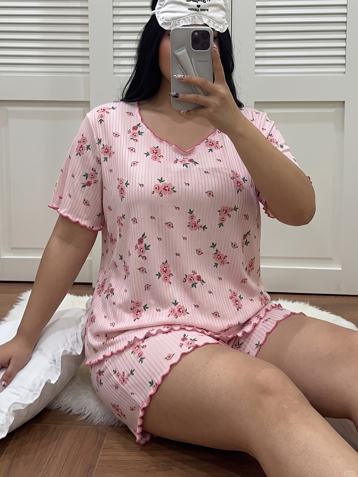 Pyjama grande taille à imprimé fleuri, coupe ample, manches courtes, porté de face