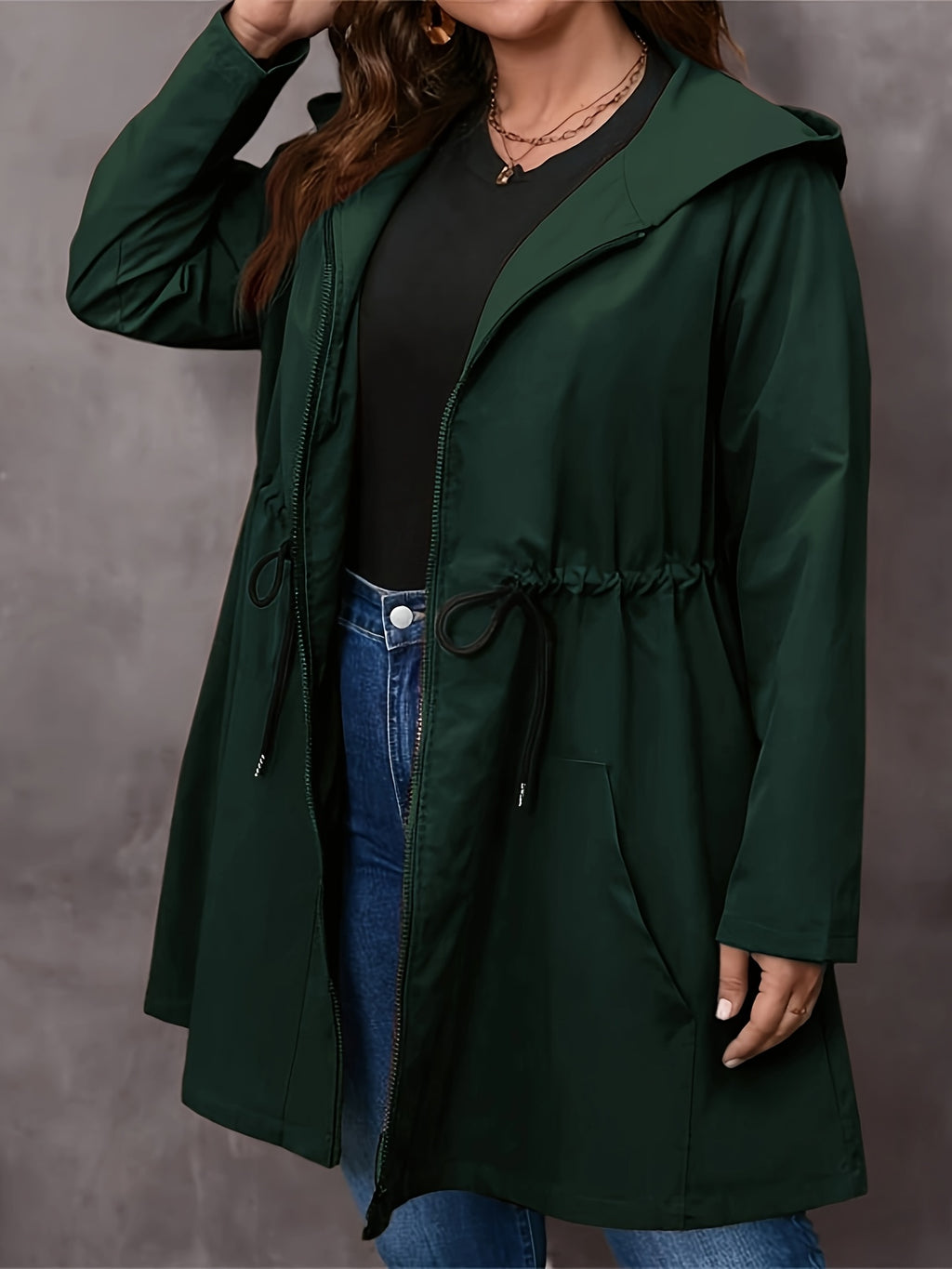 Manteau grande taille, capuche, ligne nette, vue de profil