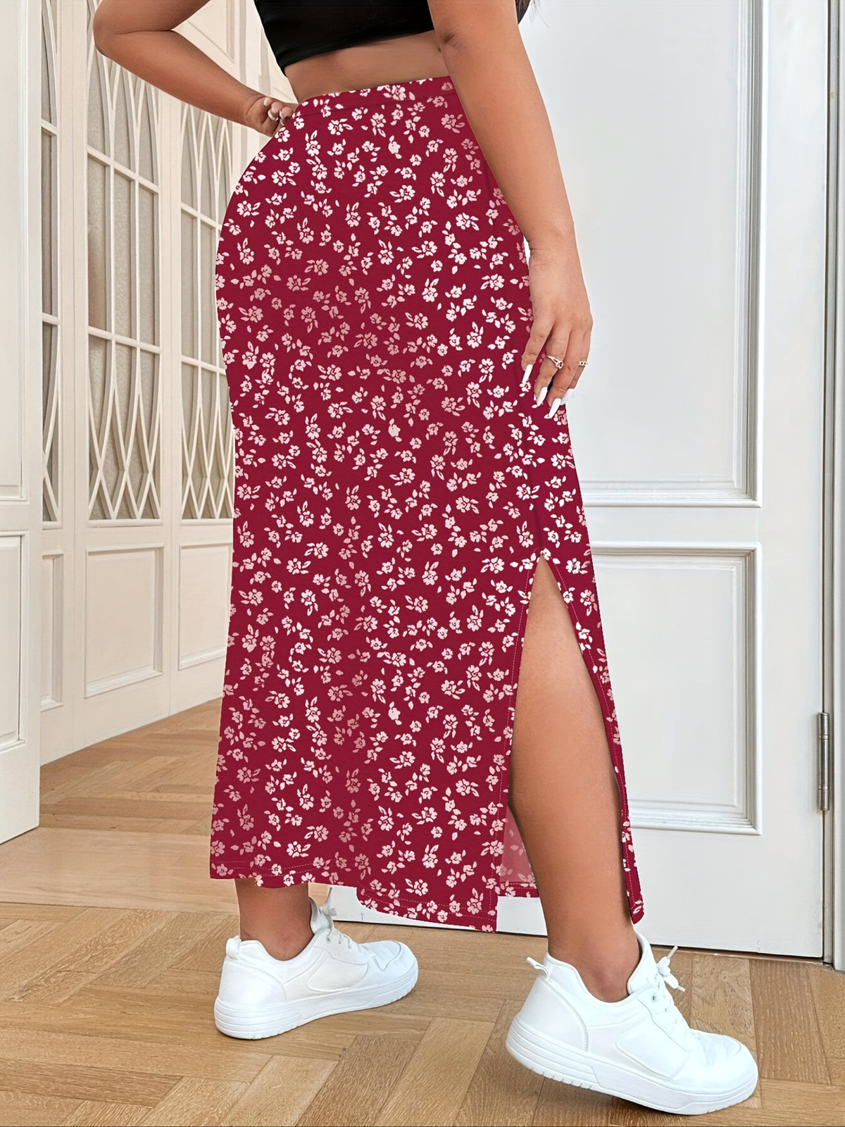 Jupe grande taille à imprimé fleuri, fente, mise en situation