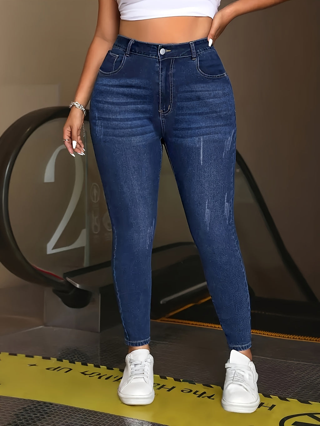 Jean grande taille, boutonnage, tenue franche, allure élégante, vu de dos