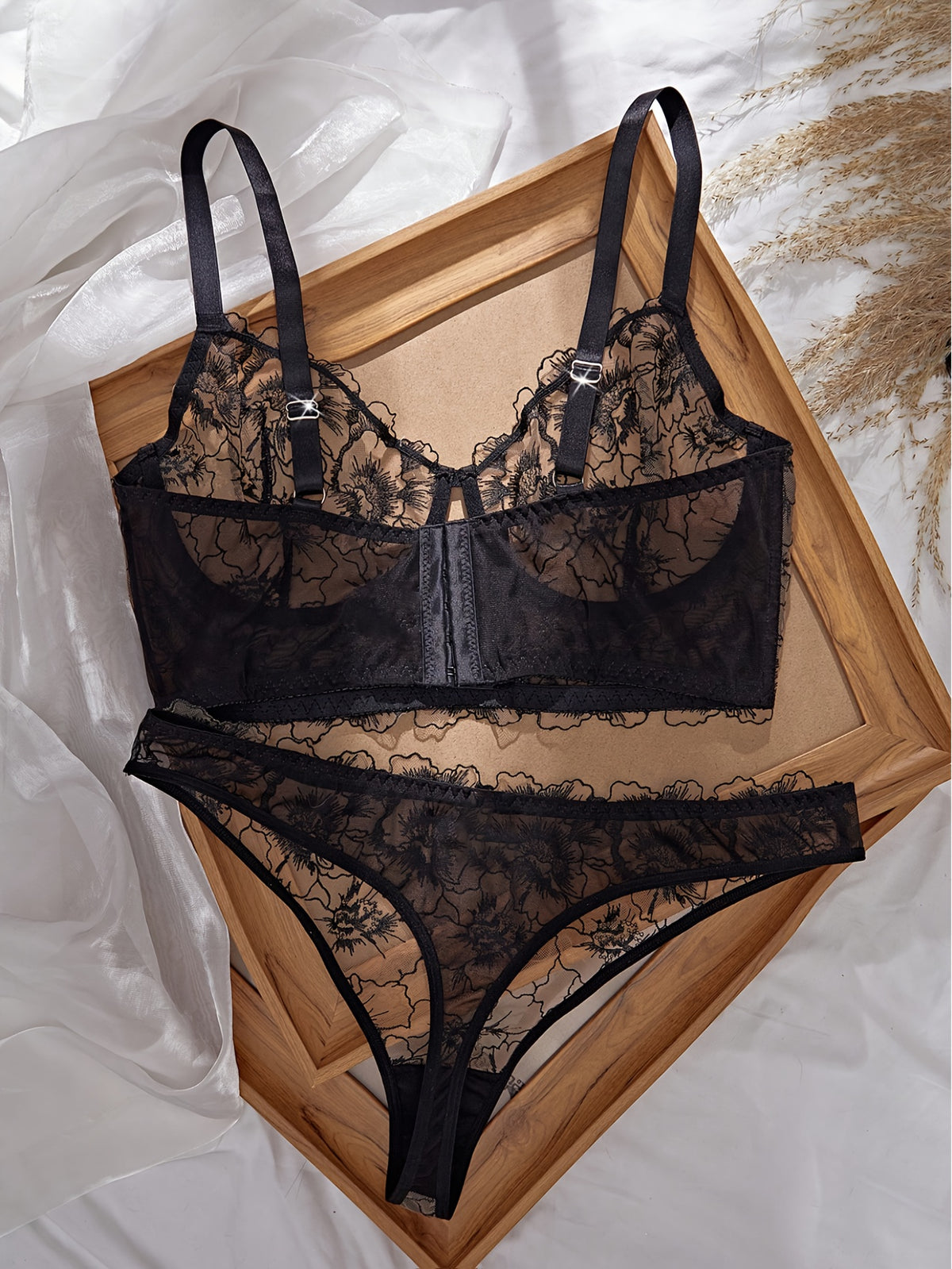 Ensemble grande taille à imprimé fleuri, broderie, imprimé floral, détail du tissu
