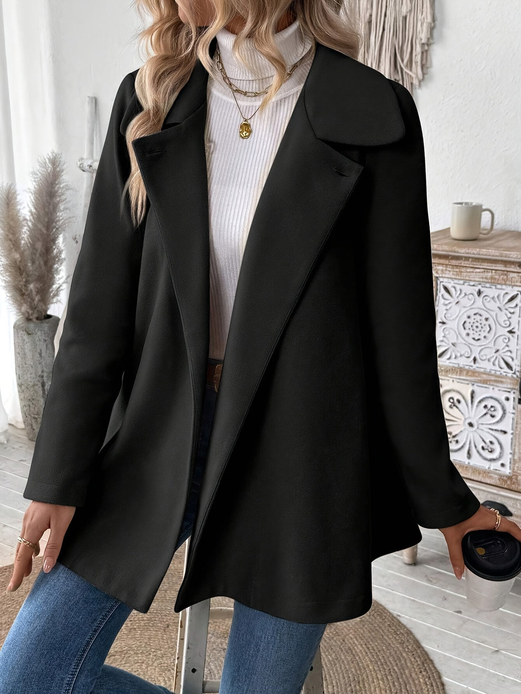 Manteau grande taille, col à revers, boutonnage, manches longues, mise en situation