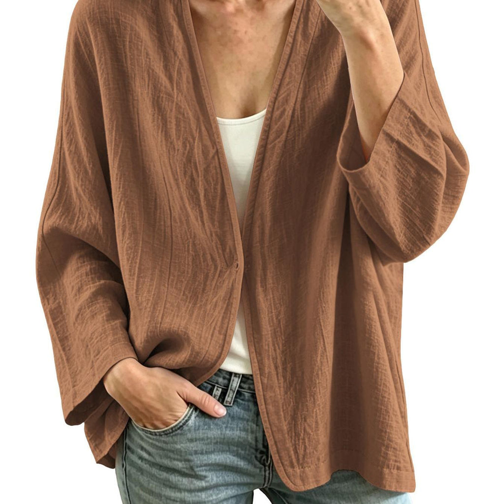 Veste grande taille en lin, coupe ample, encolure nette, manches longues, porté de face