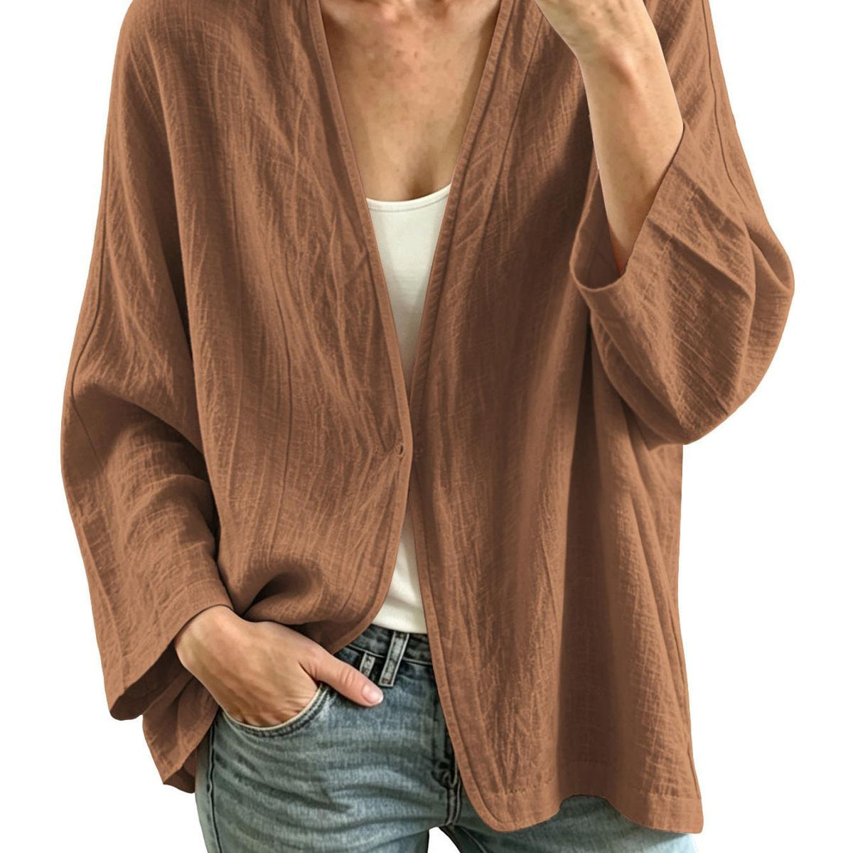 Veste grande taille en lin, coupe ample, encolure nette, manches longues, porté de face