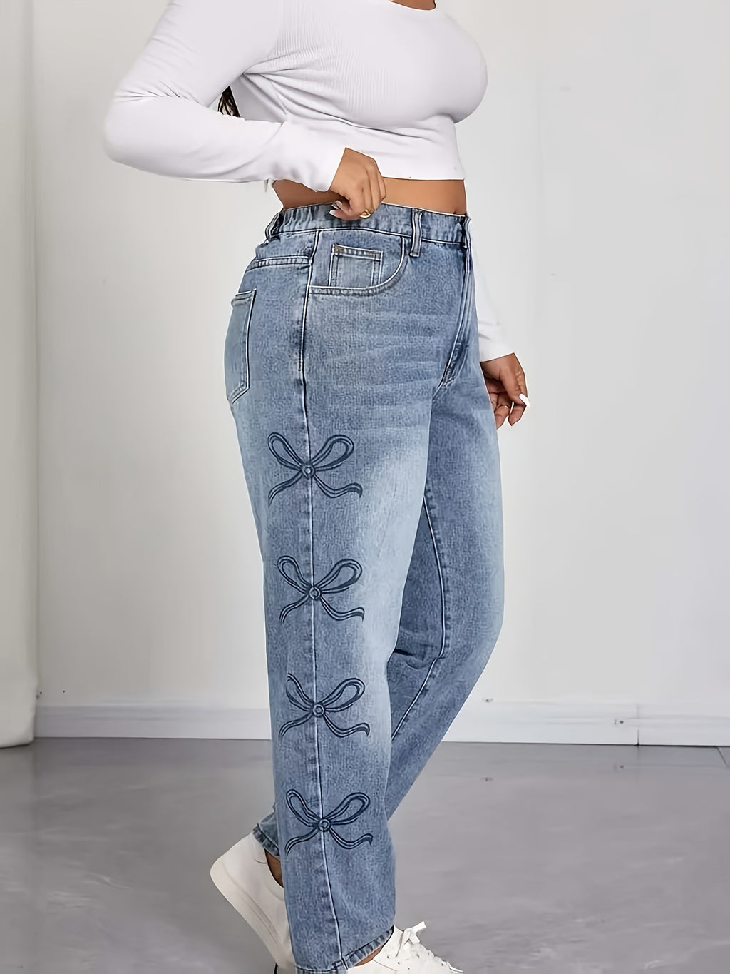 Jean grande taille à broderies, coupe droite, tenue franche