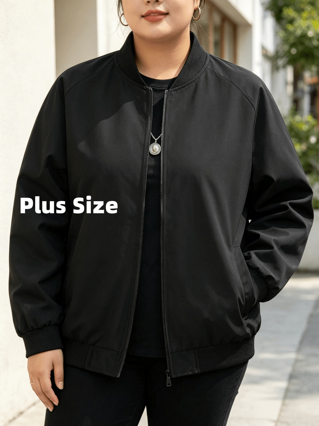 Veste grande taille, coupe oversize, fermeture zippée, détail du tissu