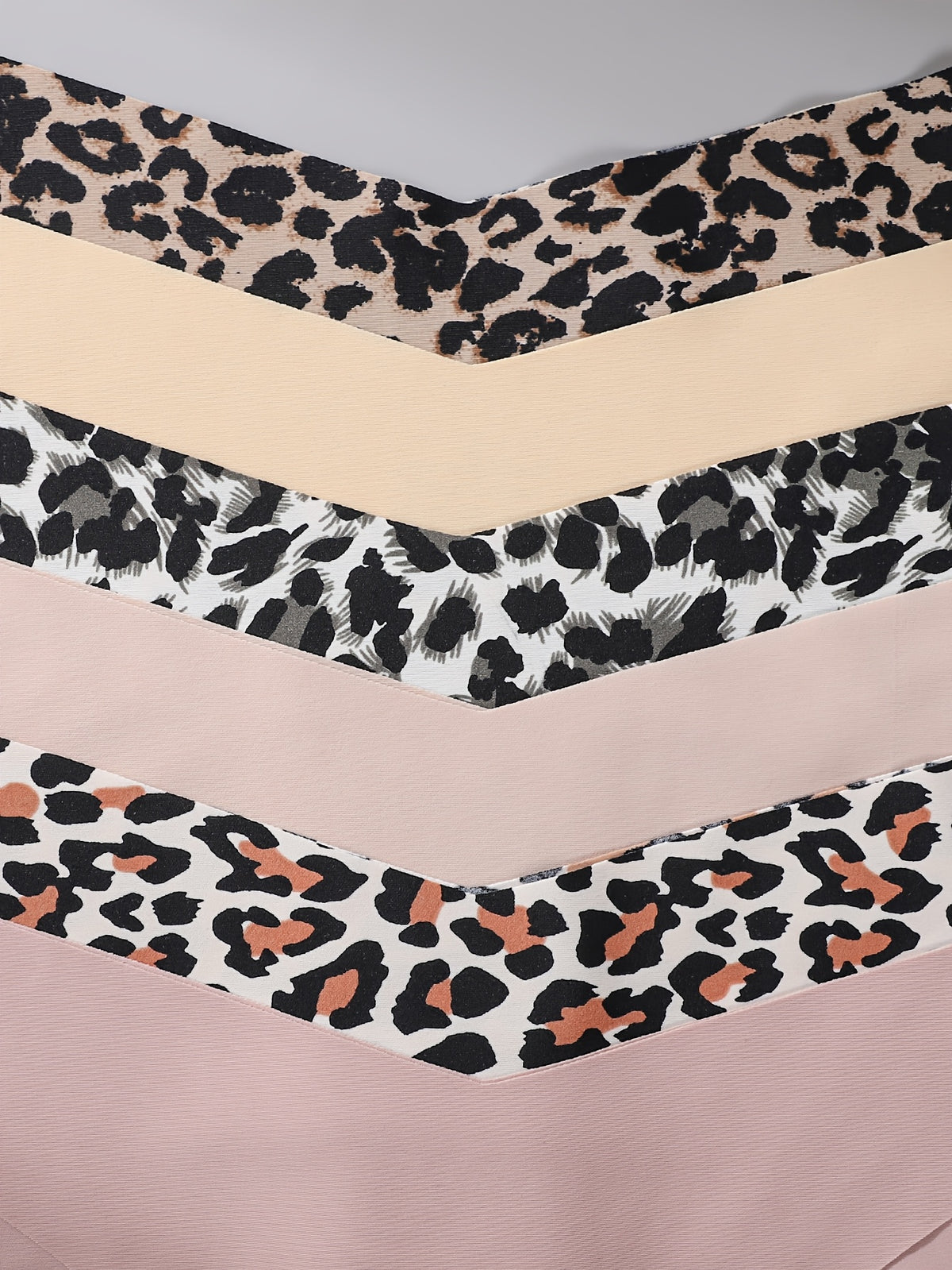 Culotte grande taille à imprimé léopard, ligne affirmée, détail du tissu
