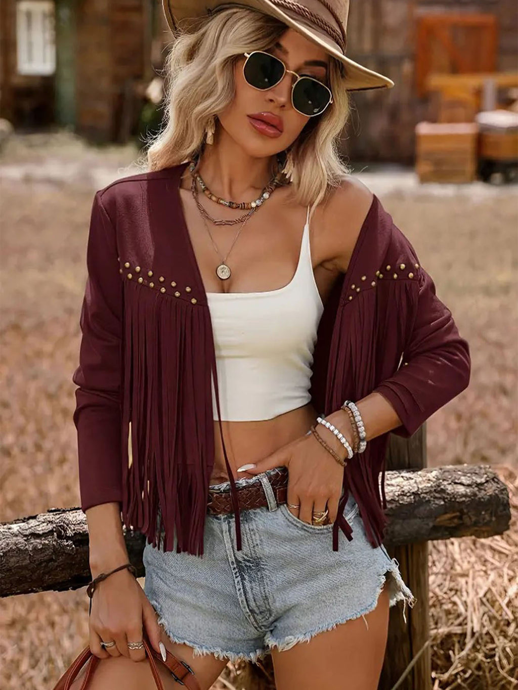Veste grande taille, coupe oversize, pompons, manches longues, vue de profil