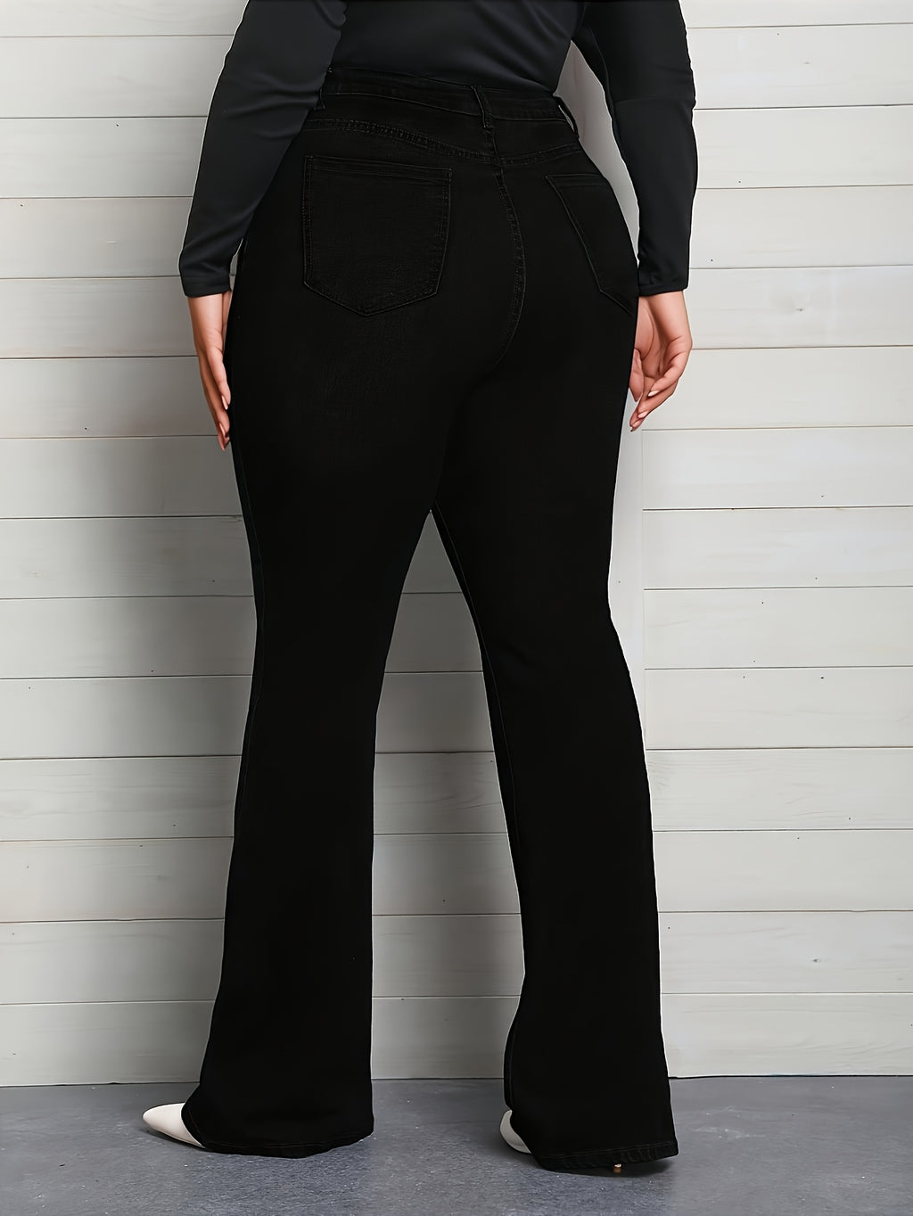 Jean grande taille, coupe évasée, poches plaquées, tenue franche, porté de face