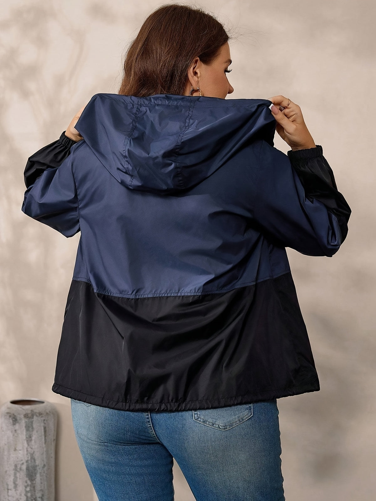 Veste grande taille, capuche, allure élégante — composition : 100% Polyester