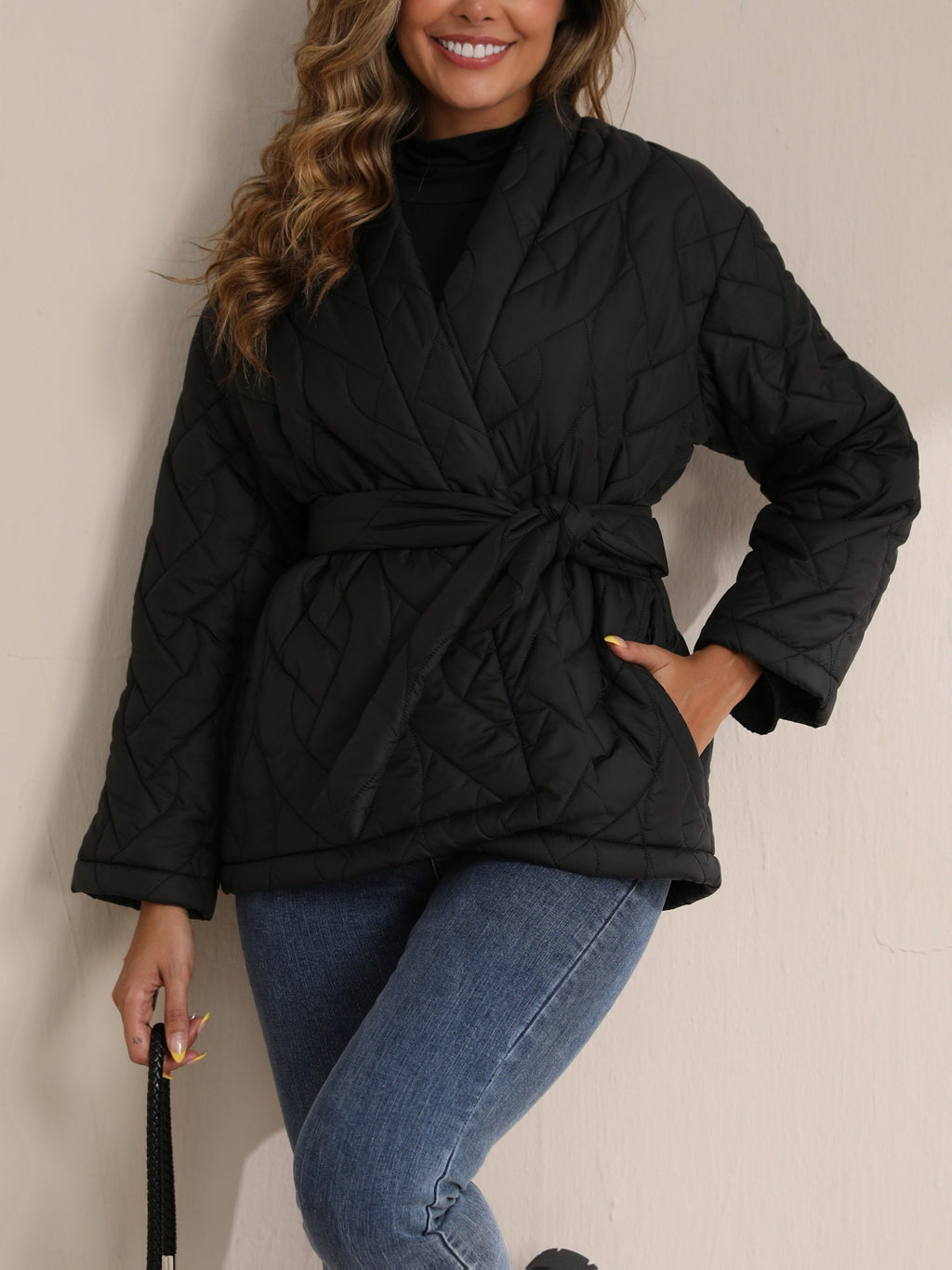 Veste grande taille, coupe ample, ceinture assortie, poches pratiques, vue de profil