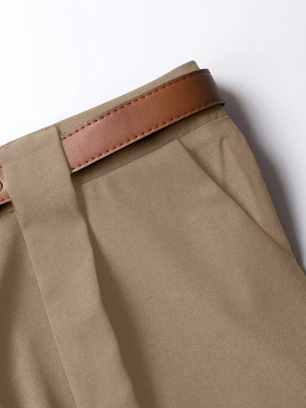 Pantalon grande taille, coupe droite, allure élégante, détail du tissu