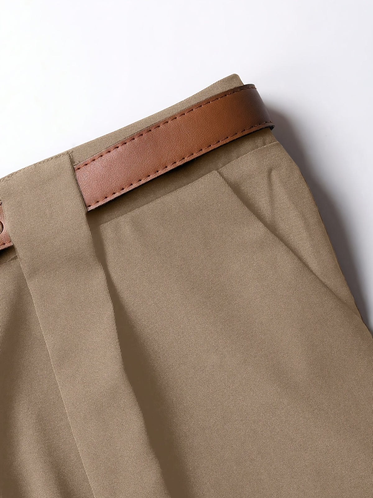 Pantalon grande taille, coupe droite, allure élégante, détail du tissu