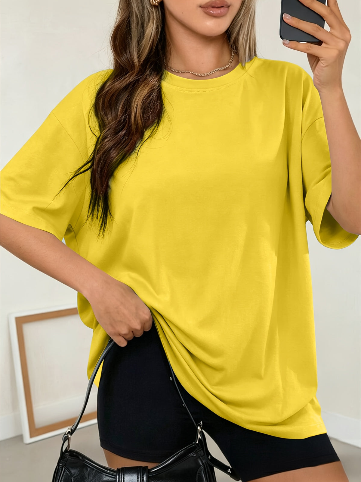 T-shirt grande taille, coupe ample, manches courtes, esprit sportif, porté de face