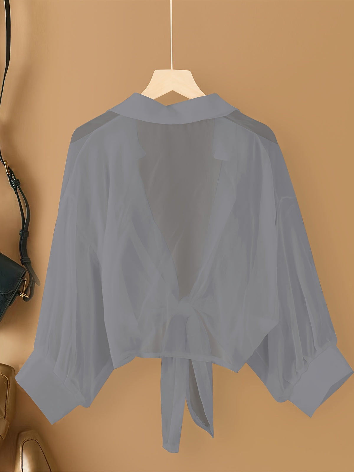 Blouse grande taille en soie, tombé fluide, vue de profil