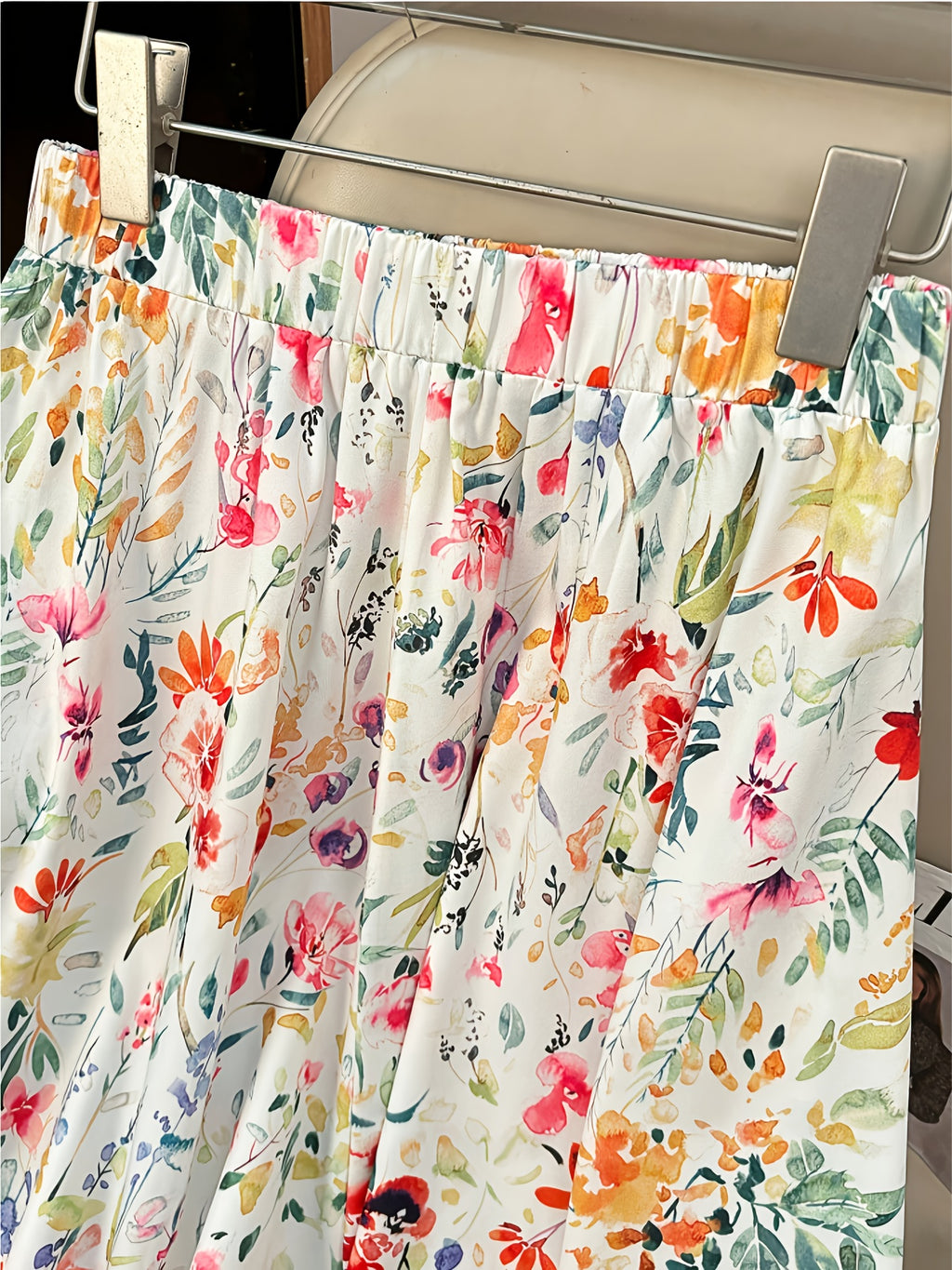 Jupe grande taille à imprimé fleuri, coupe évasée, longueur midi, détail du tissu