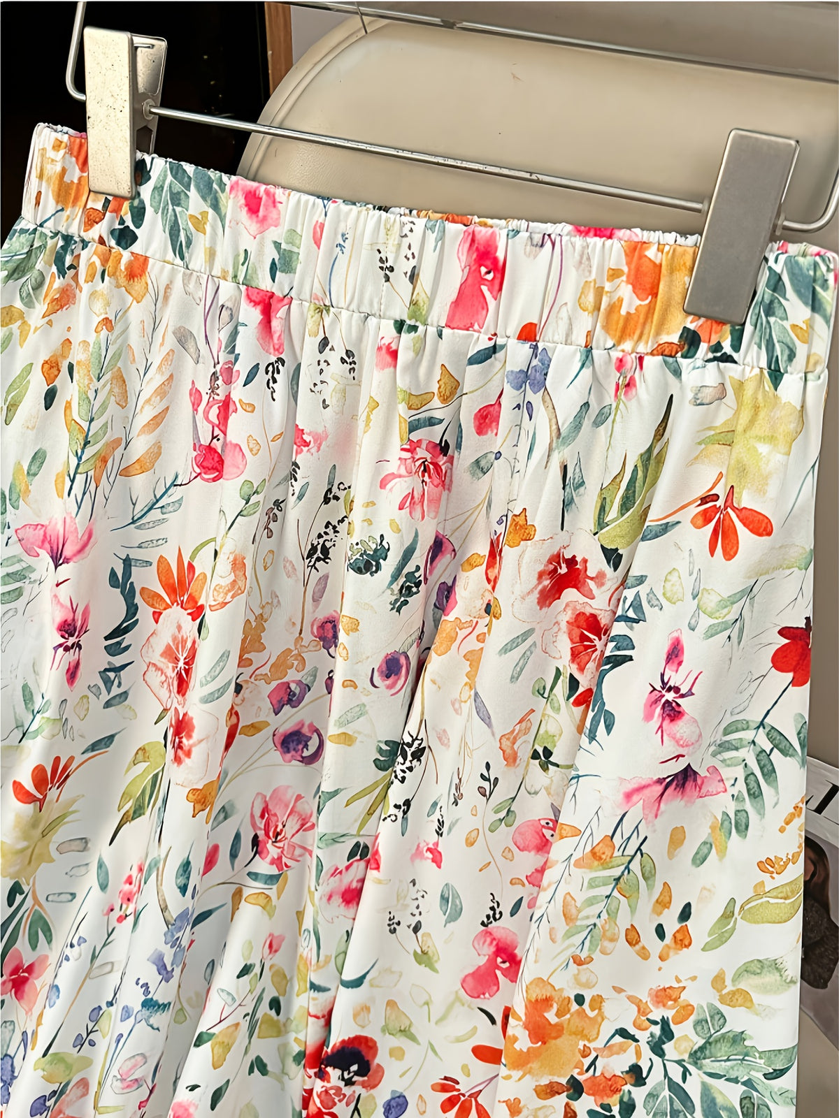 Jupe grande taille à imprimé fleuri, coupe évasée, longueur midi, détail du tissu