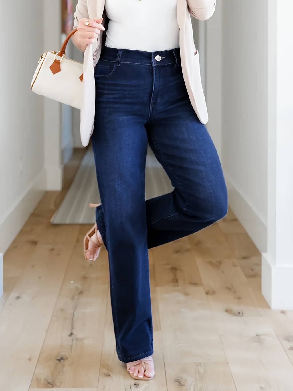 Jean grande taille, boutonnage, tenue franche, esprit décontracté — composition : 57% Coton, 27% Polyester, 11% Viscose, 3% Lyocell, 2% Élasthanne