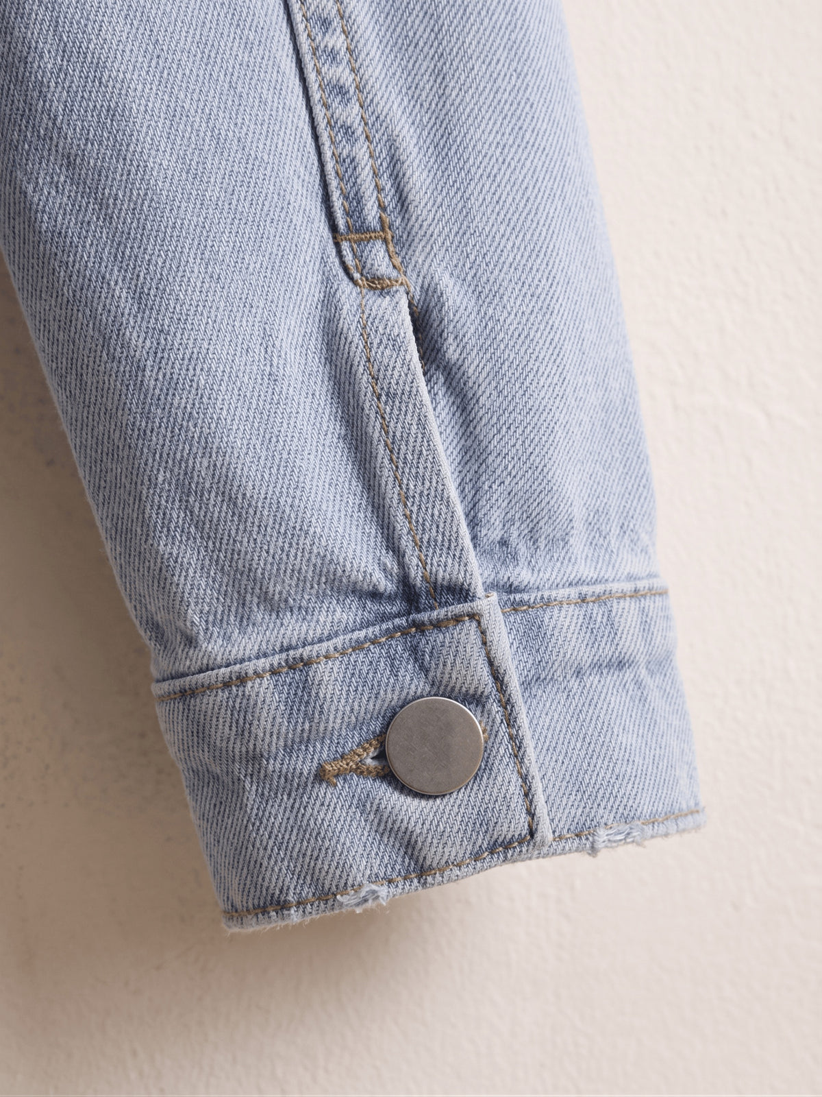 Veste grande taille, coupe ample, poches plaquées, tenue franche, vu de dos