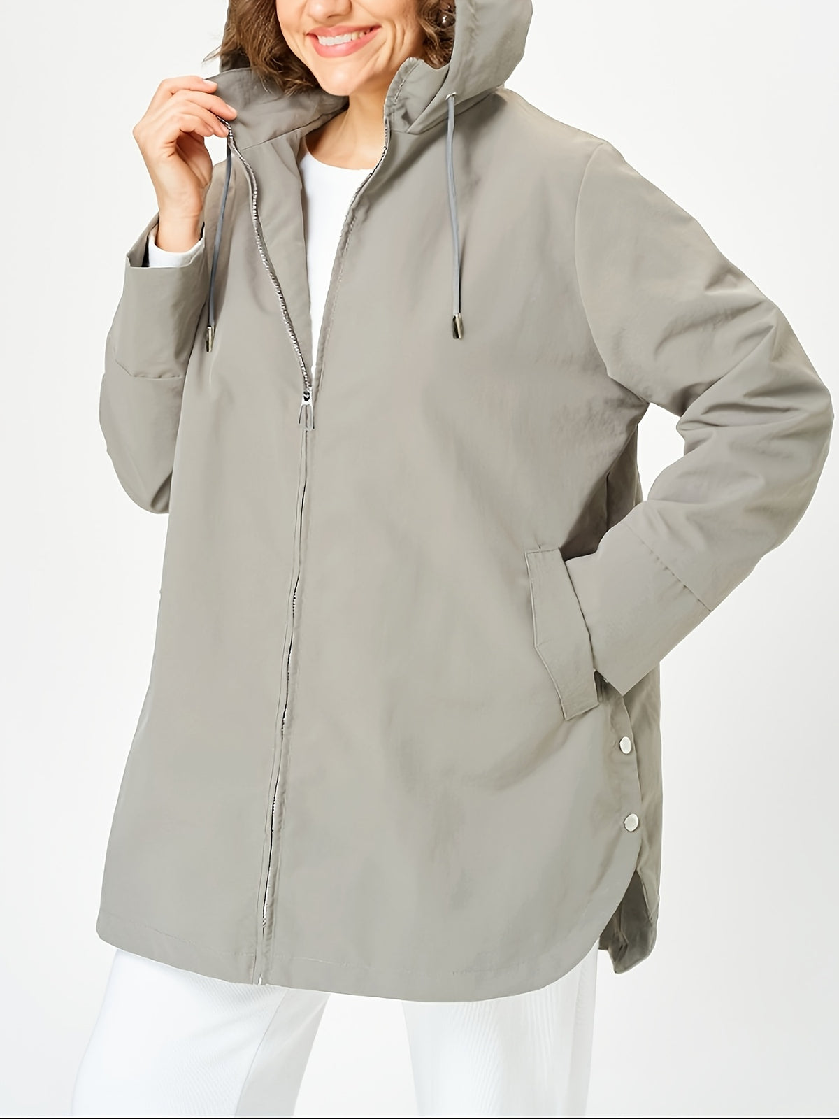 Manteau grande taille, fermeture zippée, capuche, esprit trench, détail du col