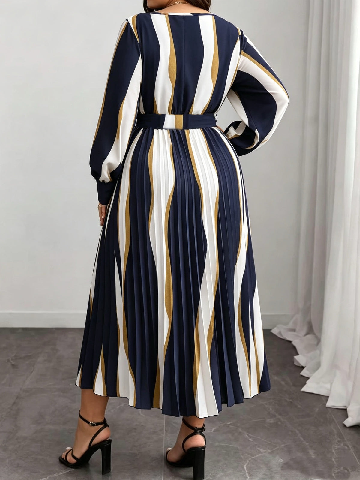 Robe midi grande taille, plissé soleil à rayures ondulées