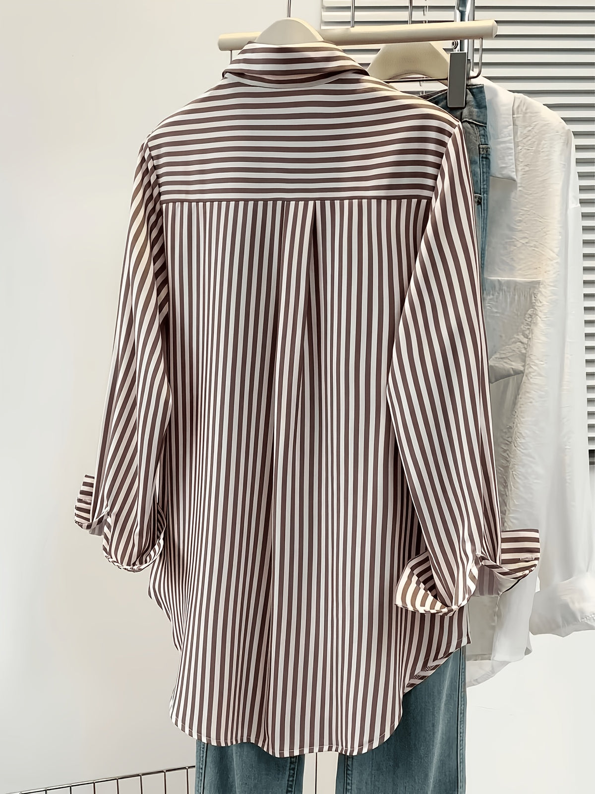 Chemise grande taille à rayures, coupe oversize, col à revers, boutonnage, détail du tissu