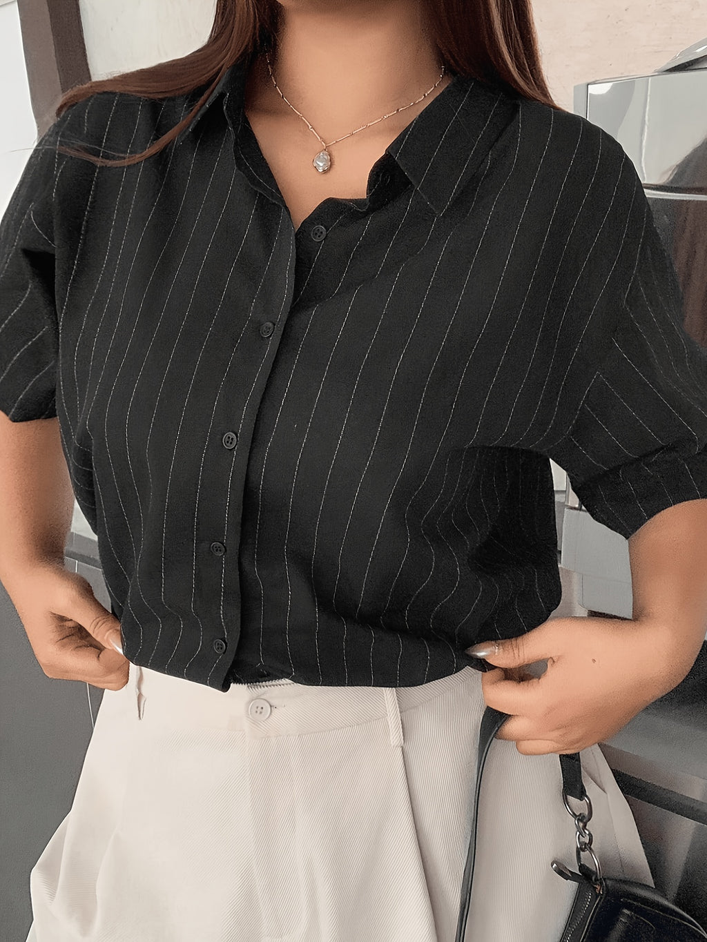 Veste grande taille à rayures, coupe oversize, manches courtes, détail du tissu
