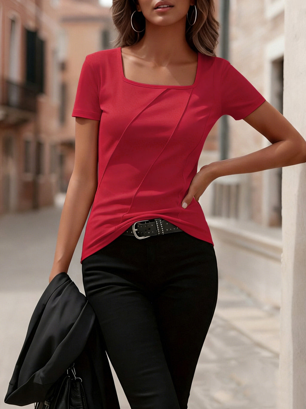 Top grande taille, coupe oversize, manches courtes, porté de face
