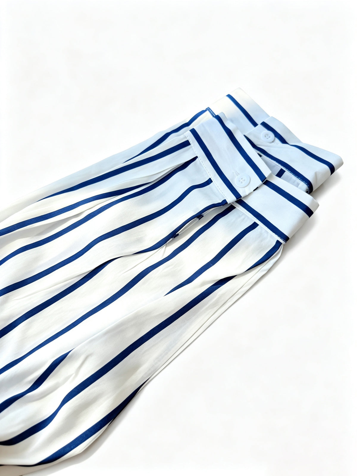 Chemise grande taille à rayures, manches longues, tombé fluide, détail du col