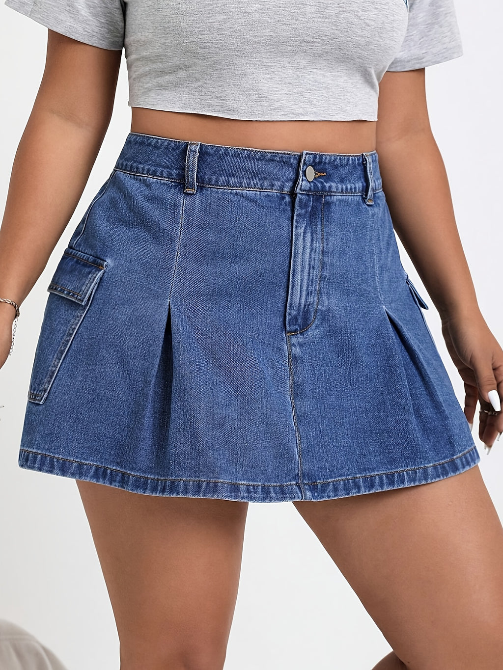 Jupe grande taille, coupe oversize, poches pratiques, tenue franche, détail du tissu