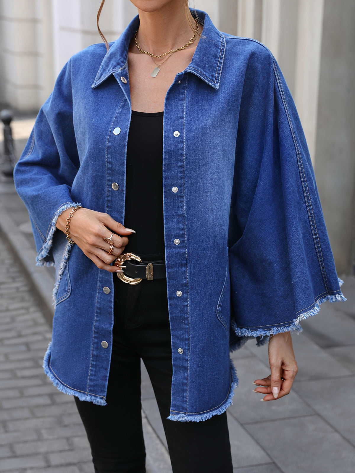 Veste grande taille, coupe ample, col à revers, boutonnage, détail du tissu