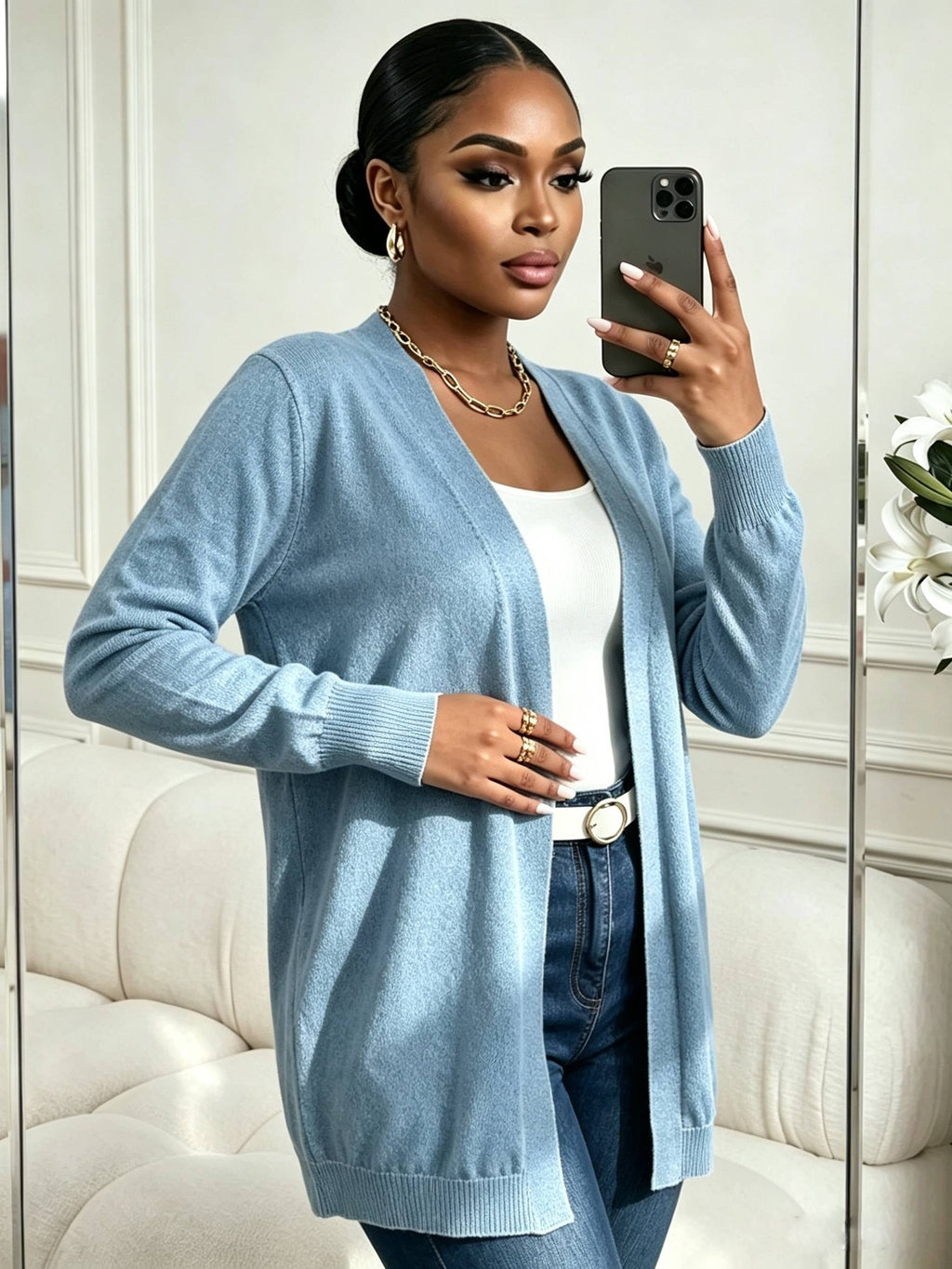 Pull grande taille, coupe ample, col V, porté de face