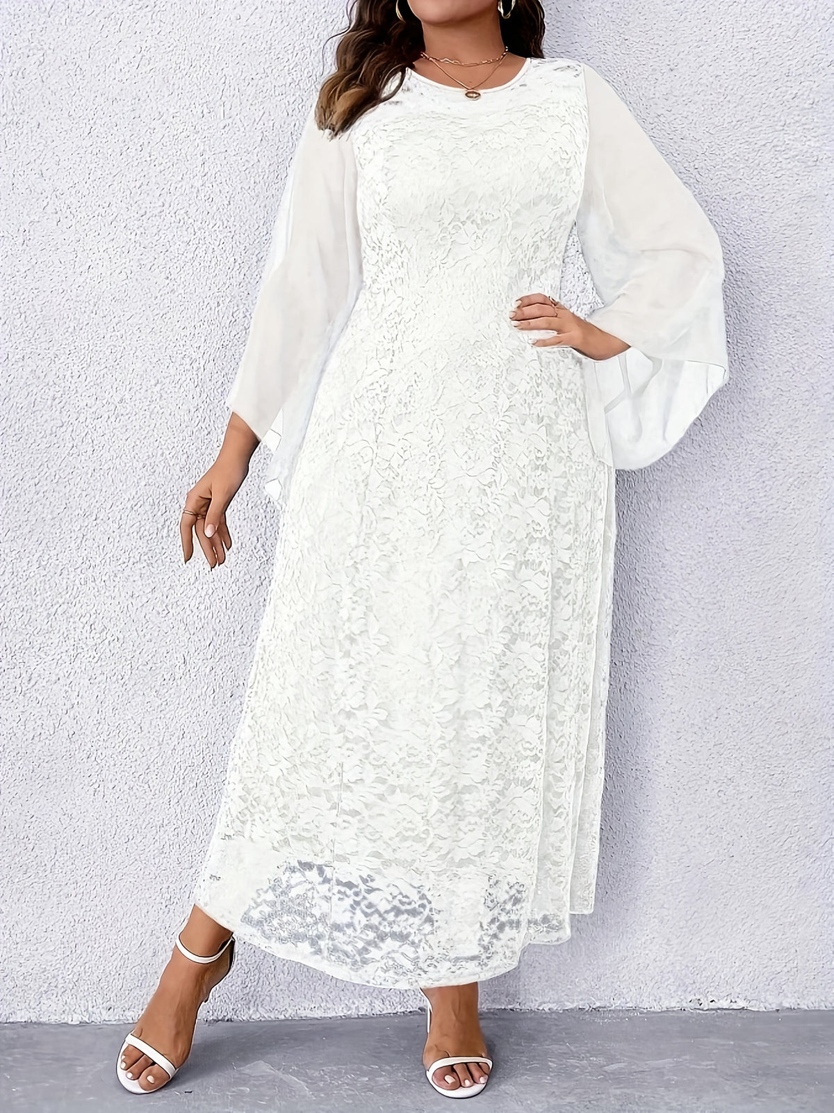 Robe en dentelle grande taille — Mi-longue à manches voile
