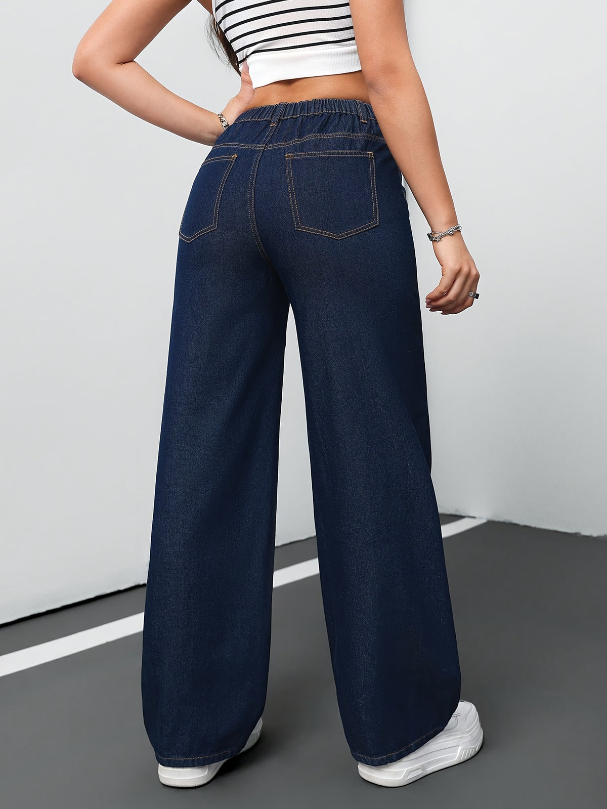 Jean grande taille, coupe droite, fermeture zippée, tenue franche, tissu opaque