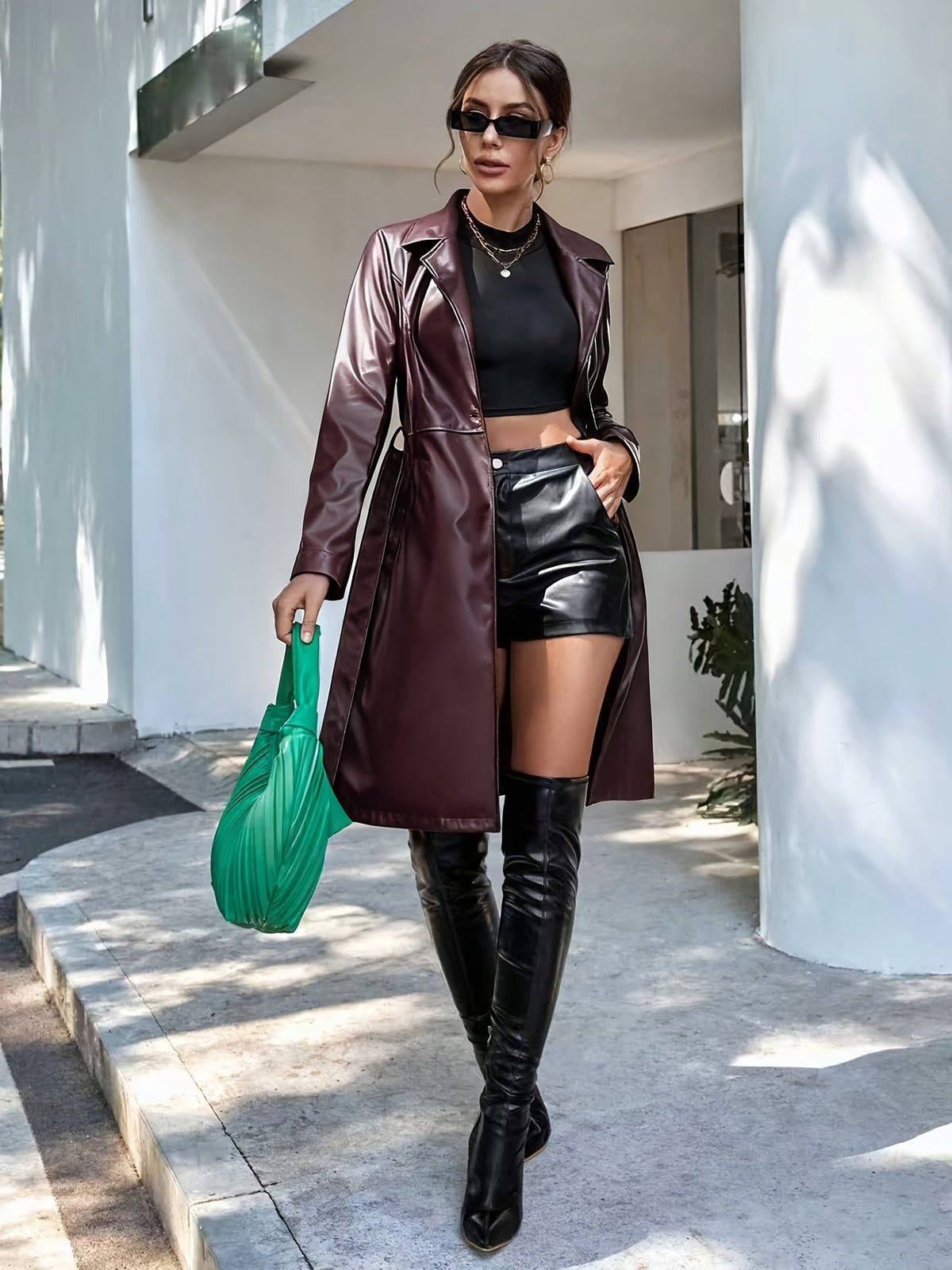 Manteau grande taille en cuir synthétique, col, vue de profil