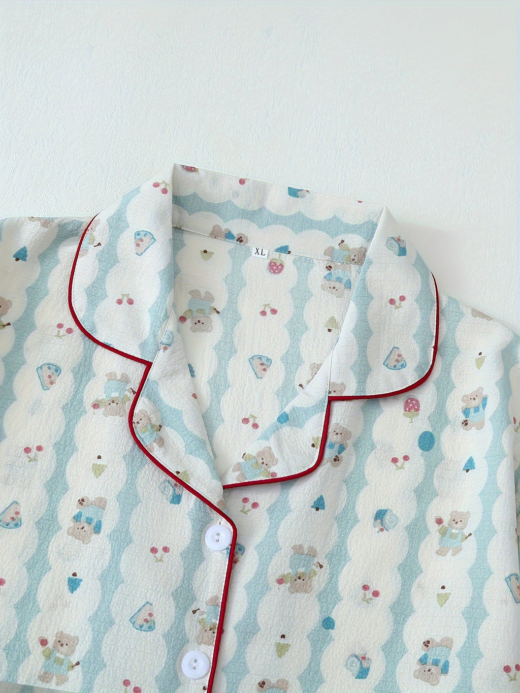 Robe grande taille à imprimé fleuri, boutonnage, détail du tissu