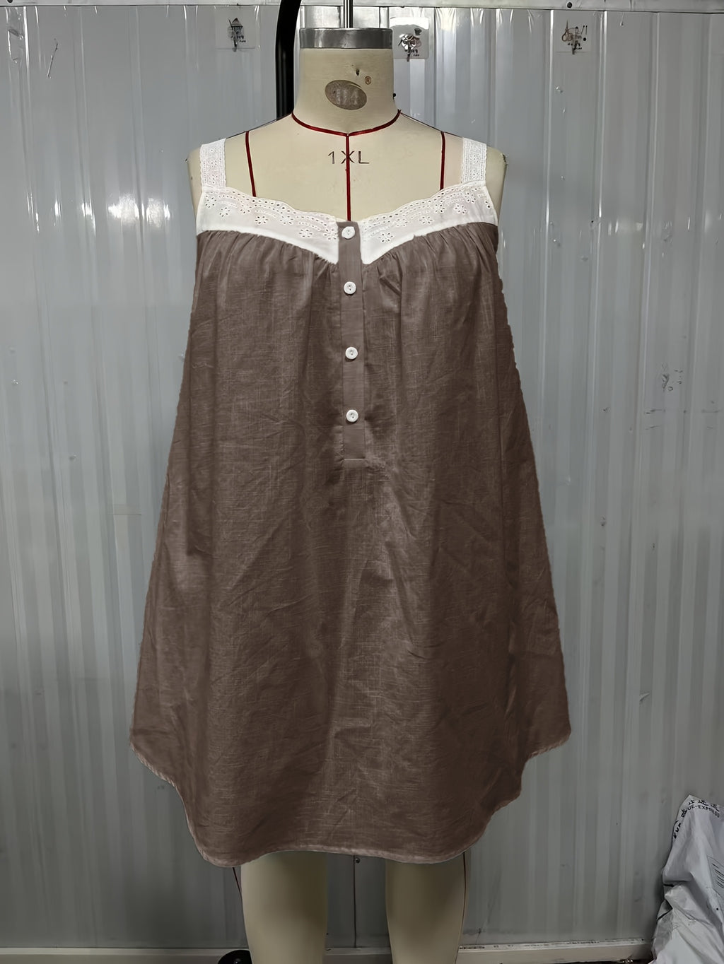 Robe grande taille en dentelle, toucher naturel, porté de face