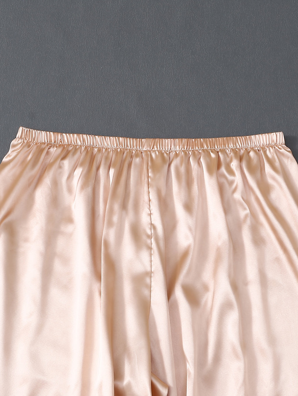 Pyjama grande taille en satin, poches plaquées, manches courtes, tombé fluide, autre coloris