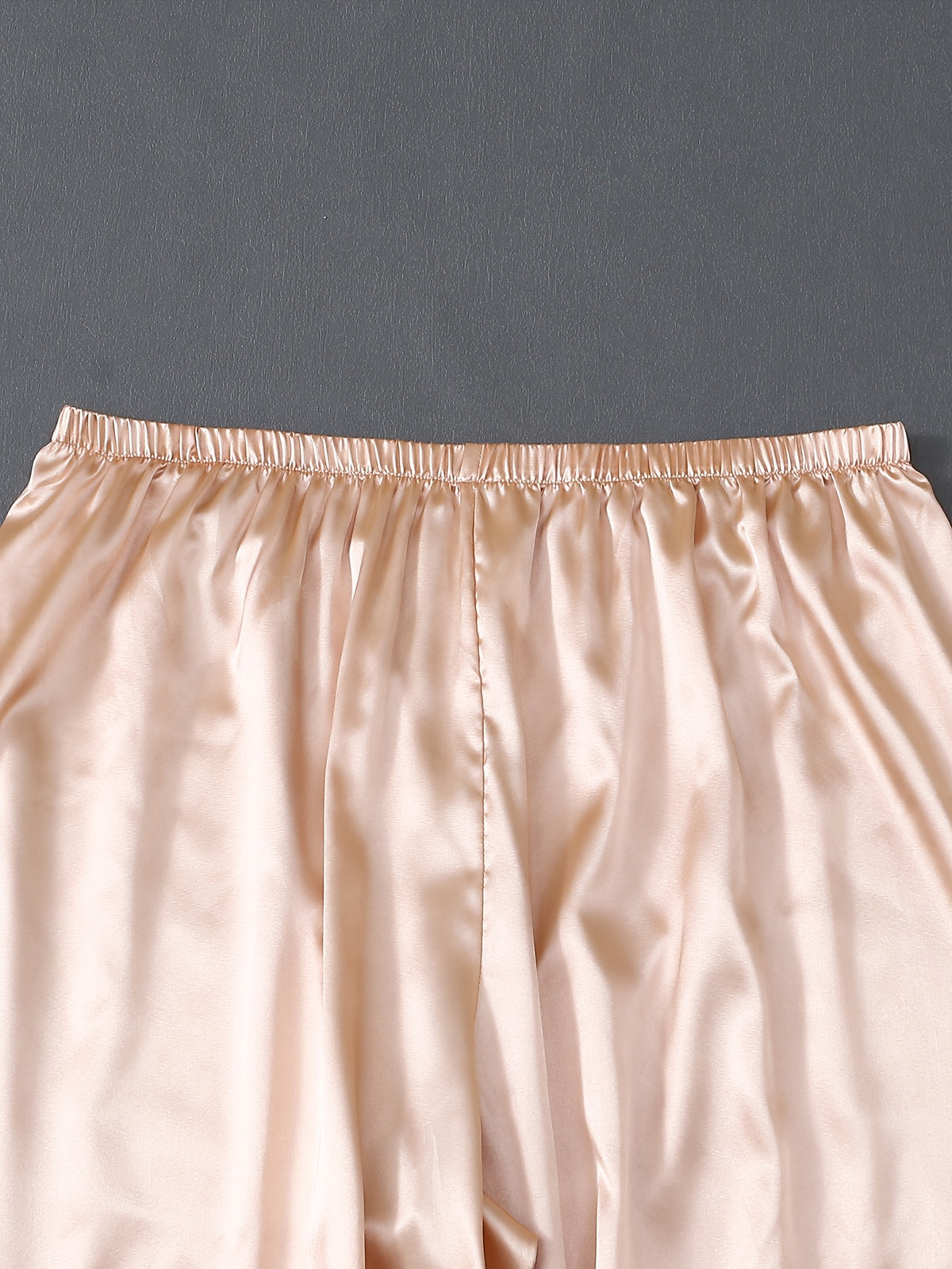 Pyjama grande taille en satin, poches plaquées, manches courtes, tombé fluide, autre coloris