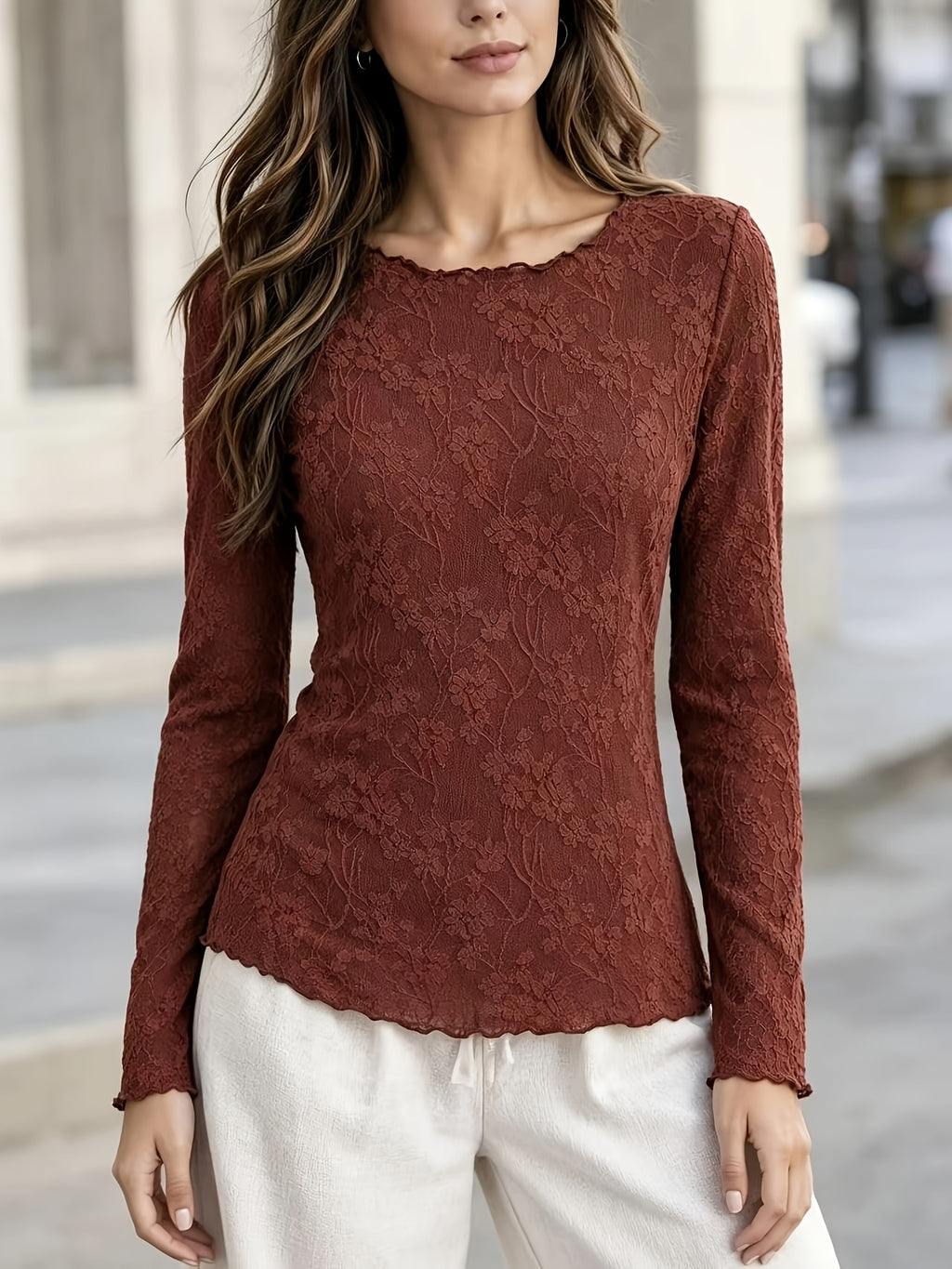Top grande taille en dentelle, effet ajouré, chaleur d'hiver, mise en situation