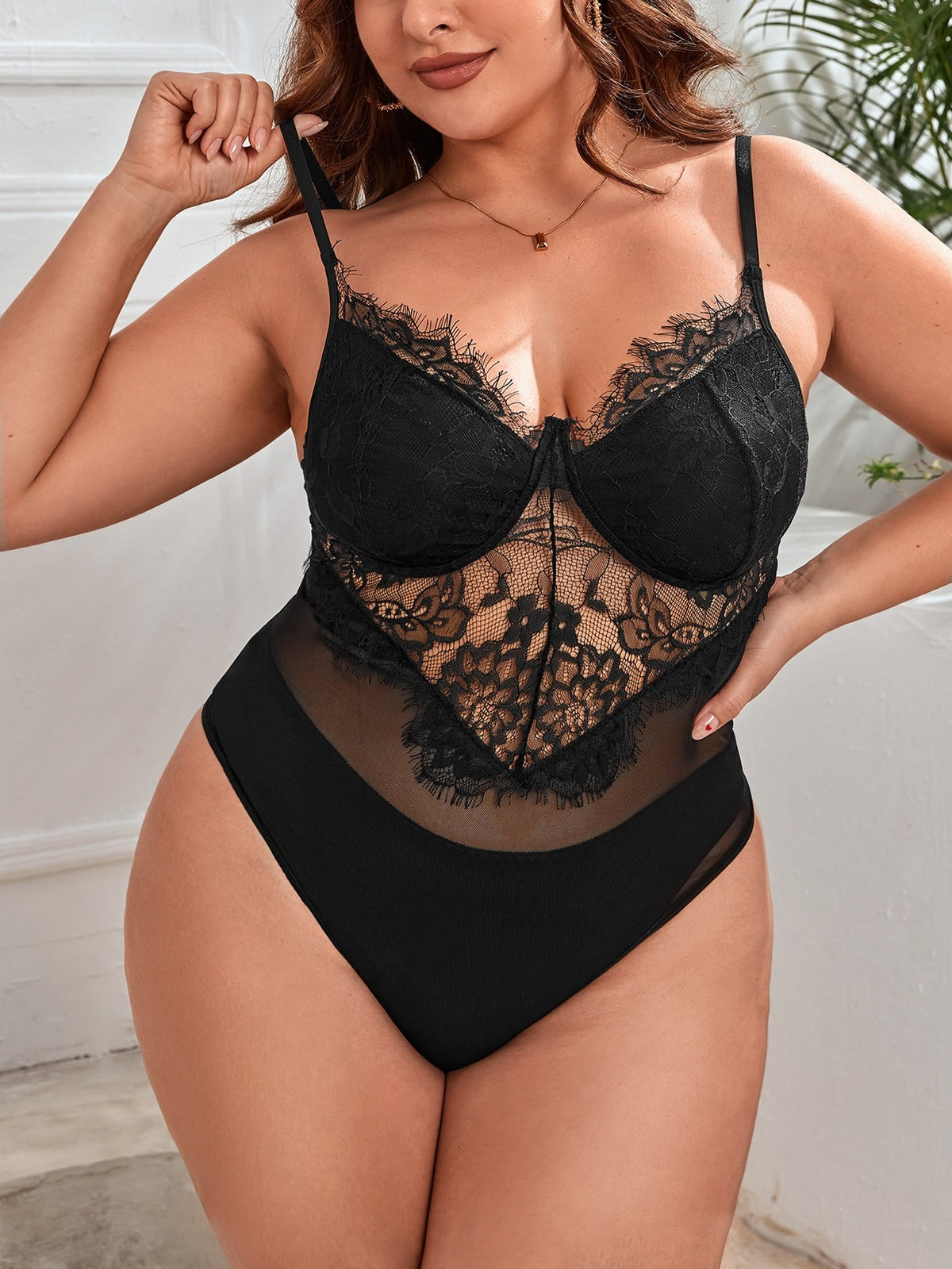 Combinaison grande taille en dentelle, col V, effet ajouré — composition : 95% Polyester, 5% Élasthanne Image