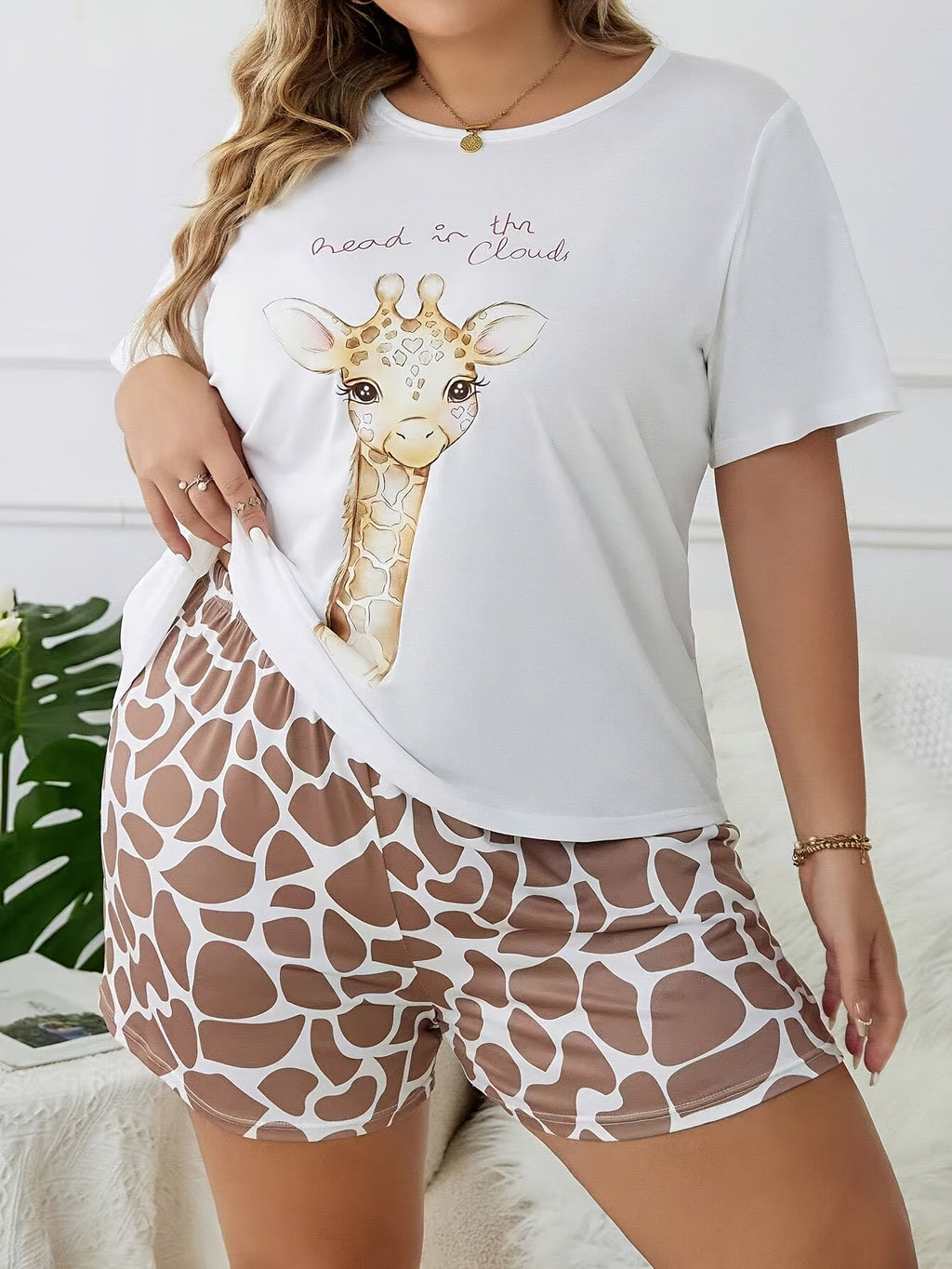 Pyjama grande taille, manches courtes, porté de face