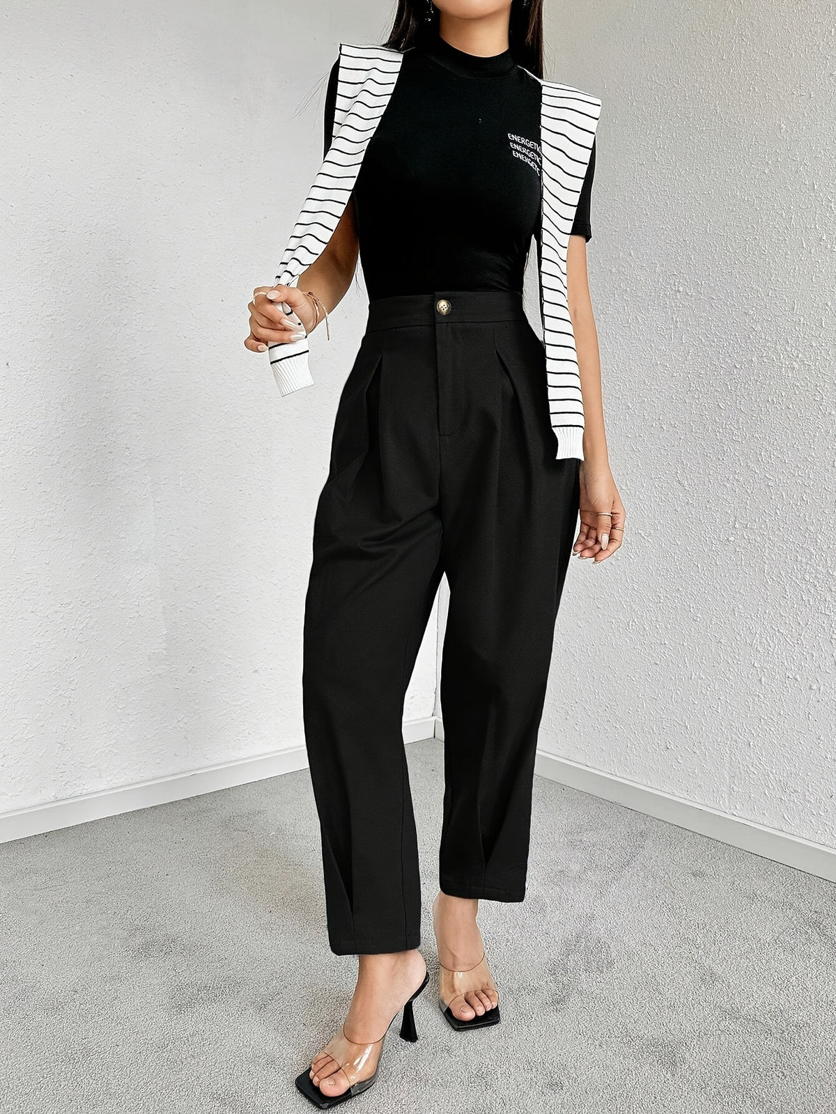 Pantalon carotte grande taille — Plis creux et bouton doré
