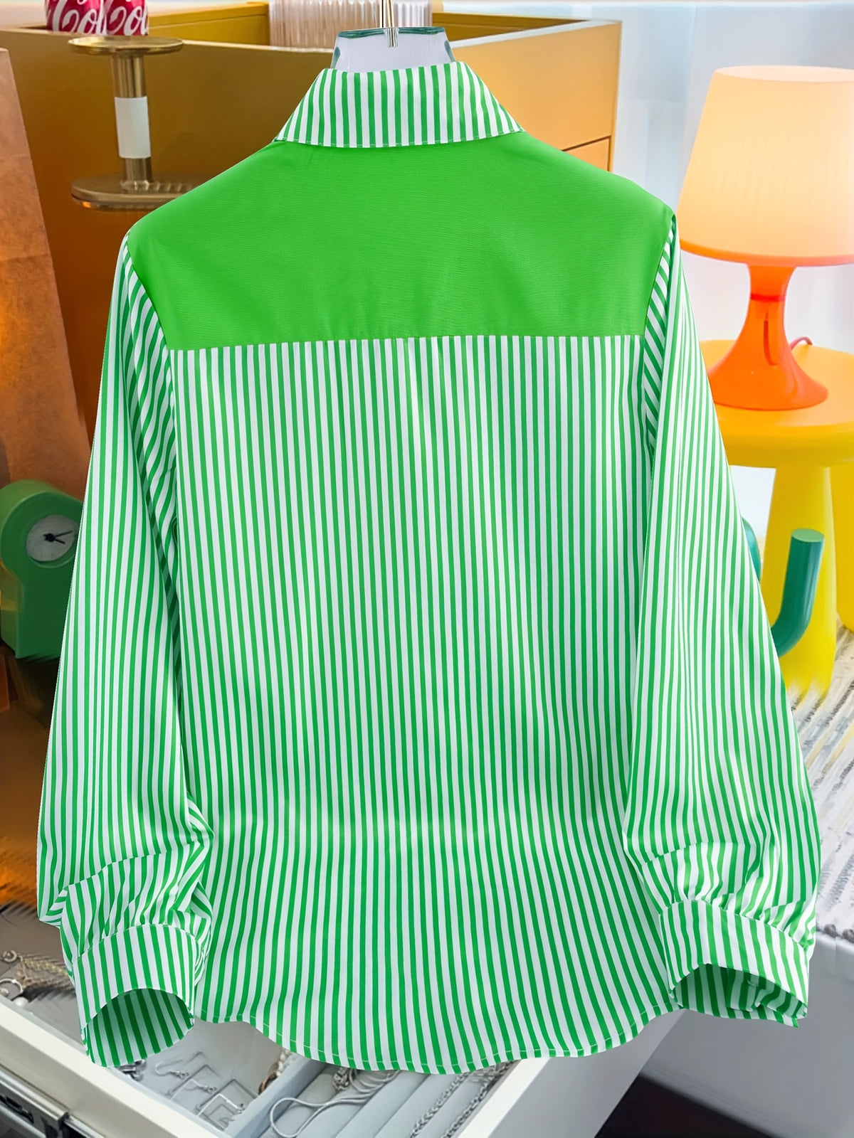 Blouse grande taille à rayures, mise en situation